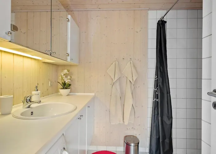 Vakantiehuis Stunning In With Kitchen Tranekær